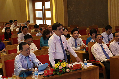 Ông Nguyễn Tấn Tuân phát biểu tại kỳ họp