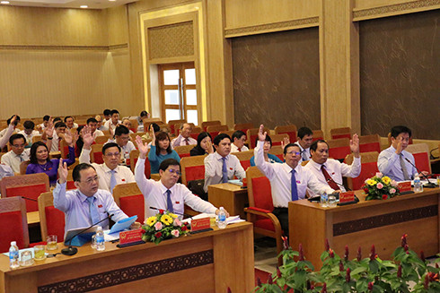 Các đại biểu HĐND tỉnh biểu quyết thông qua các Nghị quyết