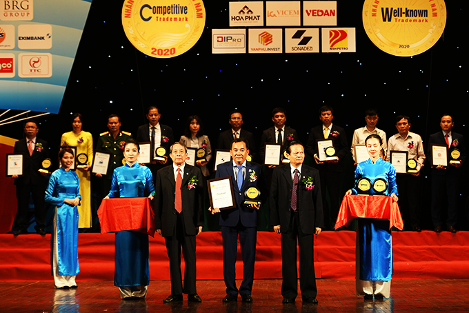 Công ty Cổ phần Nước giải khát Yến sào Khánh Hòa: Đạt &quot;Top 10 Thương hiệu hàng đầu Việt Nam năm 2020&quot;