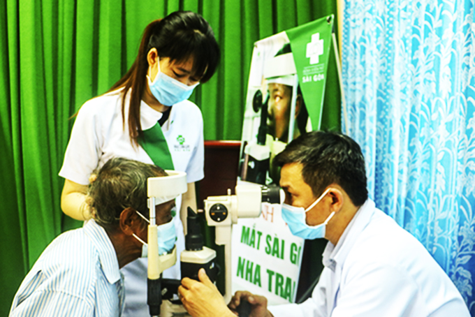 Mang ánh sáng đến người cao tuổi