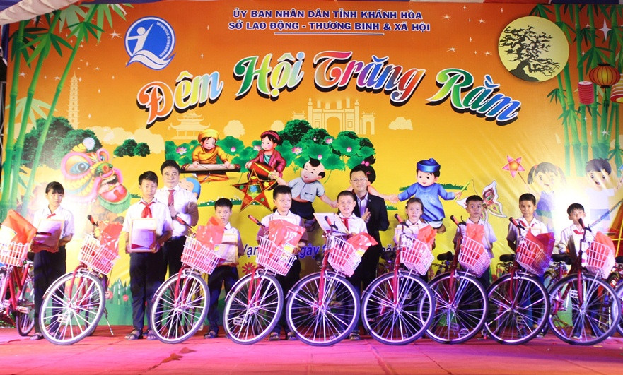 Lãnh đạo tỉnh trao xe đạp cho học sinh vượt khó học giỏi.