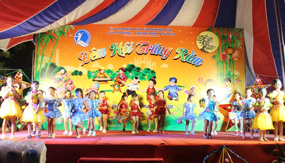 Một tiết mục văn nghệ do trẻ em huyện Vạn Ninh biểu diễn.