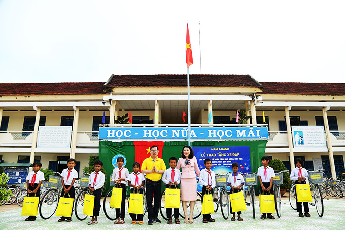 Tặng xe đạp cho học sinh Trường THCS Sơn Bình. 