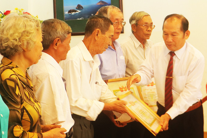 Ông Lê Xuân Hạnh - Trưởng Ban đại diện Hội Người cao tuổi tỉnh  tặng giấy khen cho các tập thể. 