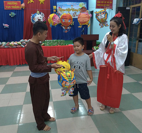 Mặt trận phường Vạn Thắng tổ chức "Đêm hội Trăng Rằm" cho các cháu thiếu nhi