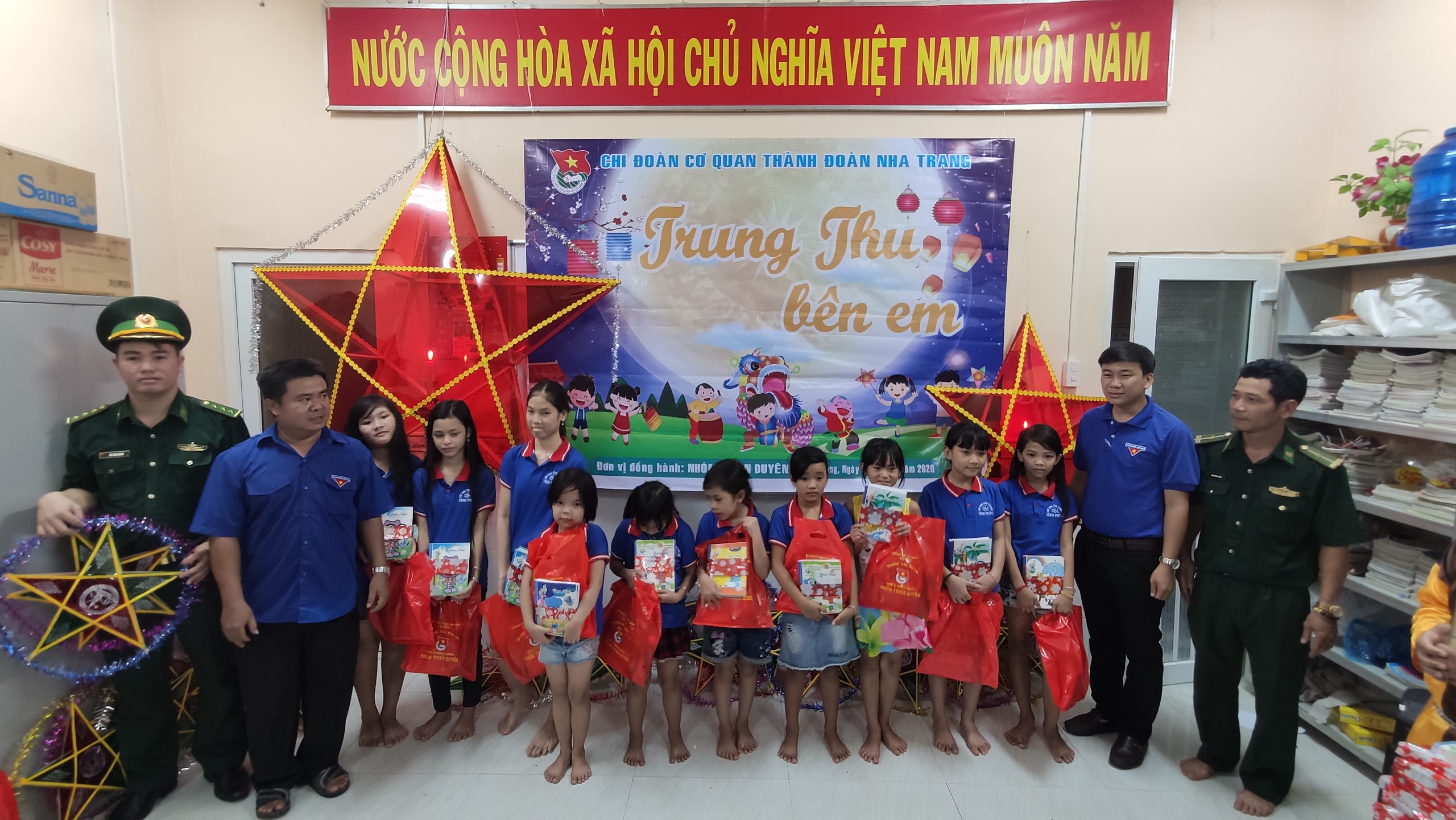 Chi đoàn cơ quan Thành đoàn Nha Trang trao 50 suất quà Trung thu cho thiếu nhi