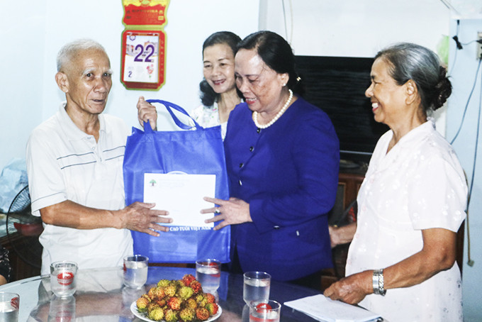 Bà Phạm Thị Hải Chuyền - Chủ tịch Hội Người cao tuổi Việt Nam  trao quà cho một gia đình chính sách tiêu biểu  người cao tuổi ở Nha Trang.