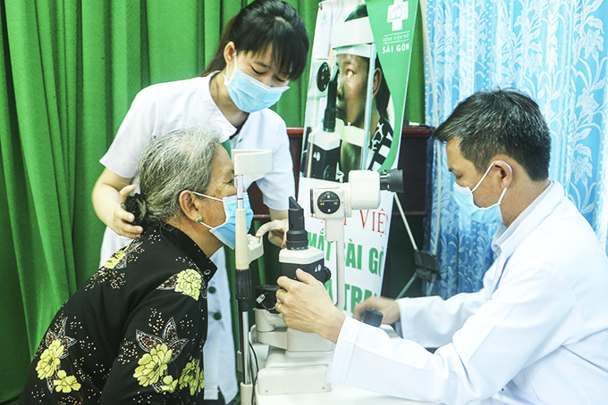 Bà Cao Thị Nhíp, huyện Khánh Vĩnh được bác sĩ khám mắt miễn phí.