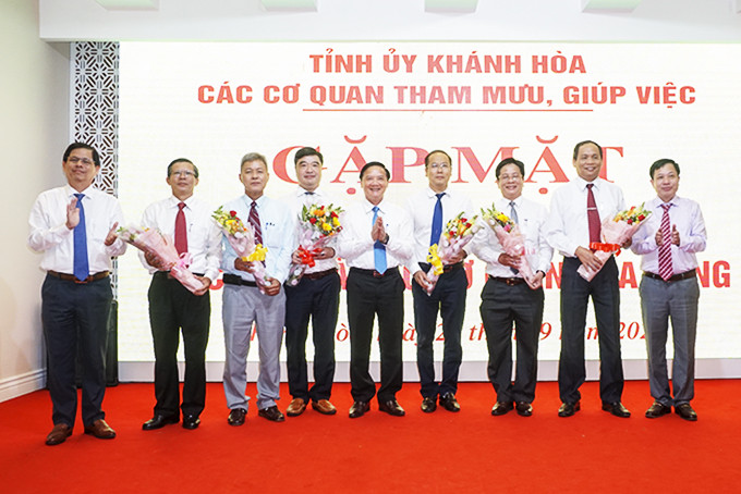 Các đồng chí Thường trực Tỉnh ủy tặng hoa chúc mừng các cơ quan tham mưu, giúp việc của Tỉnh ủy nhân kỷ niệm ngày truyền thống. 