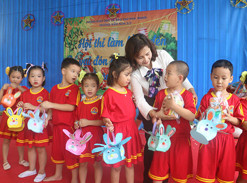 Cô Cao Thị Thanh Hà - Hiêu trưởng nhà trường tặng quà cho các cháu