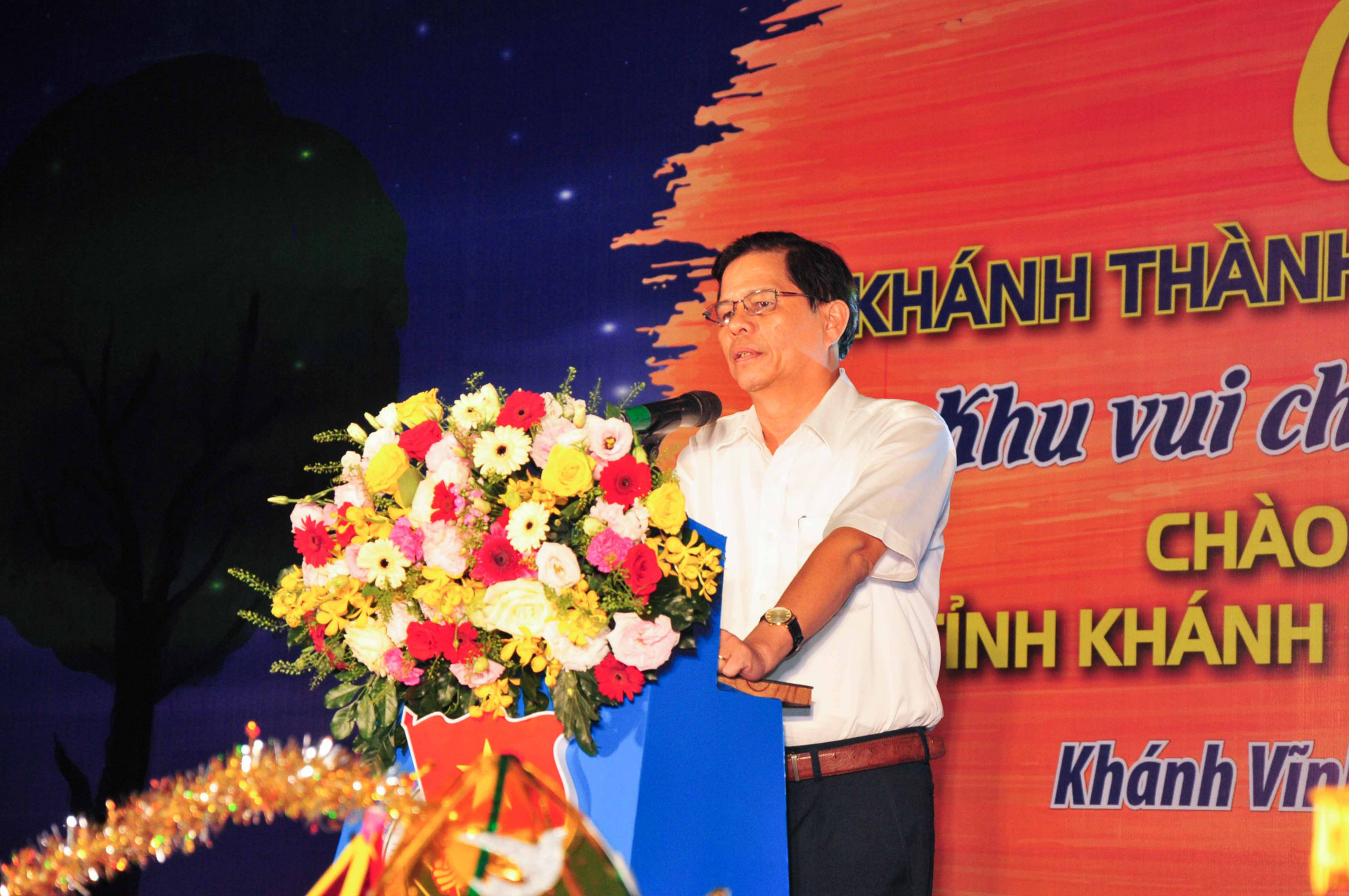 Ông Nguyễn Tấn Tuân - Chủ tịch UBND tỉnh cùng chia vui, động viên các thiếu nhi nhân dịp Tết Trung thu