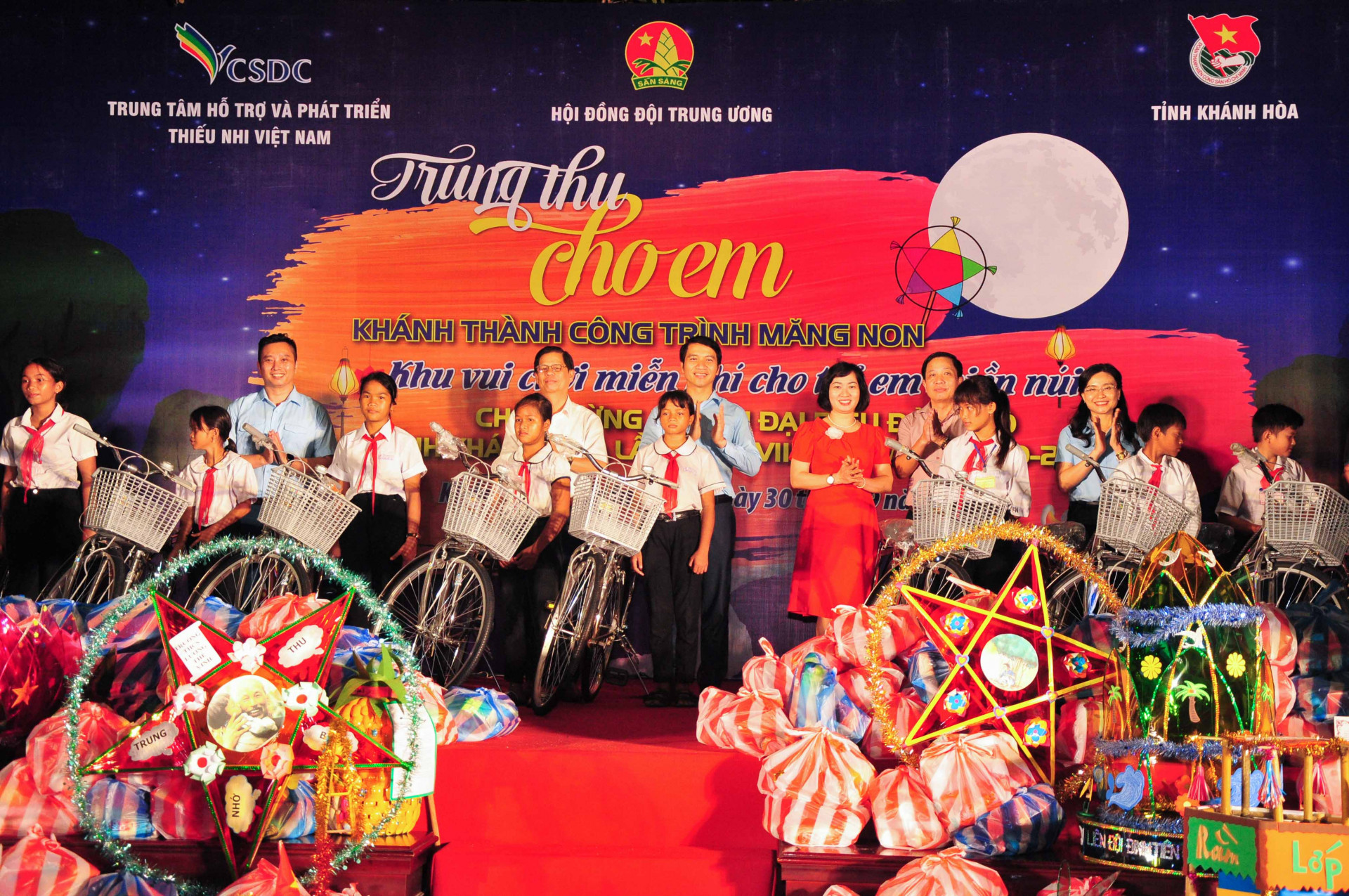 Các đại biểu trao tặng xe đạp cho học sinh nghèo của huyện