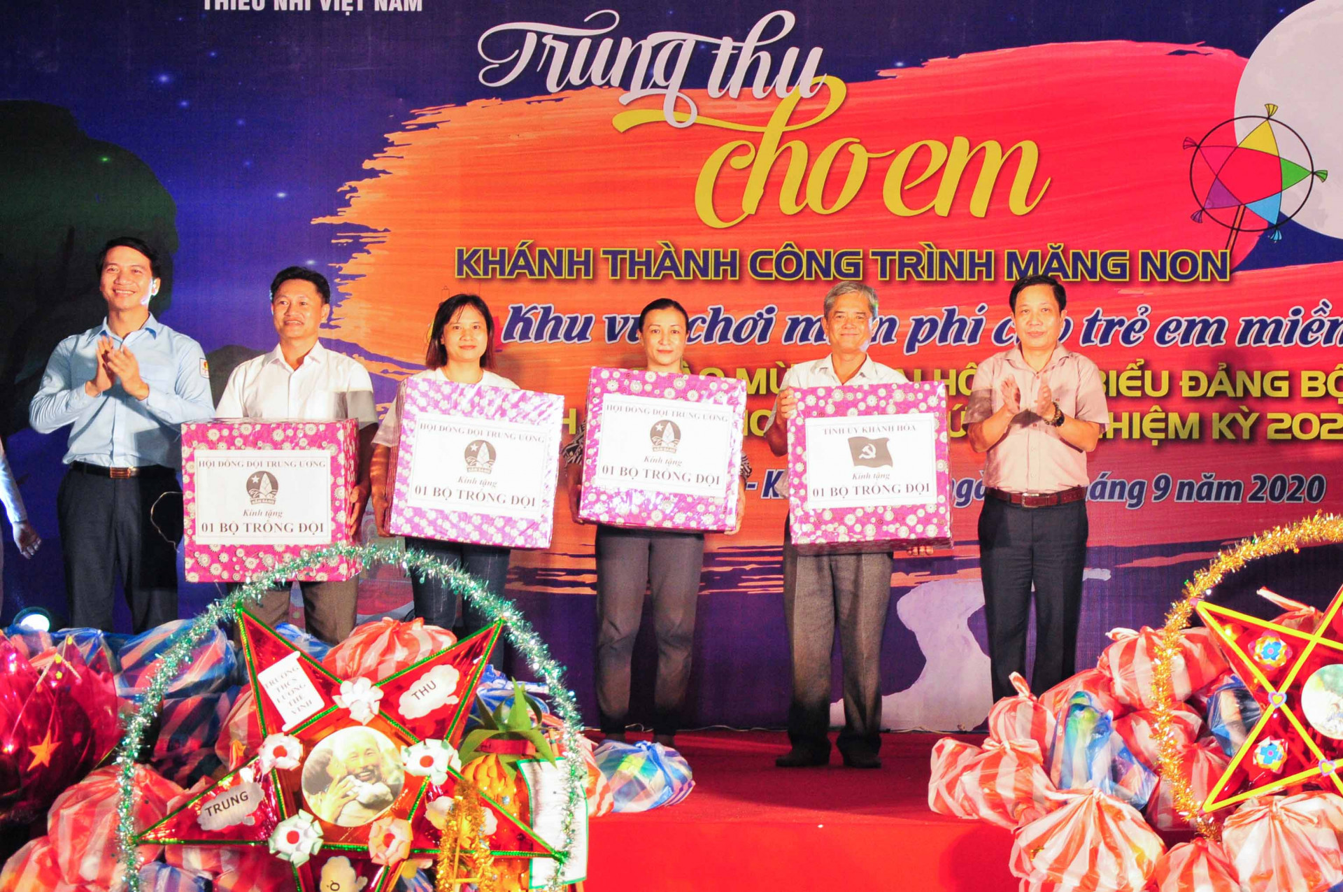 Ông Hà Quốc Trị cùng lãnh đạo Hội đồng Đội Trung ương trao tặng các bộ trống Đội cho các liên đội trường học trên địa bàn huyện Khánh Vĩnh