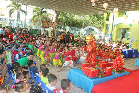 Trường mầm non 3-2 tổ chức vui đón Tết Trung thu