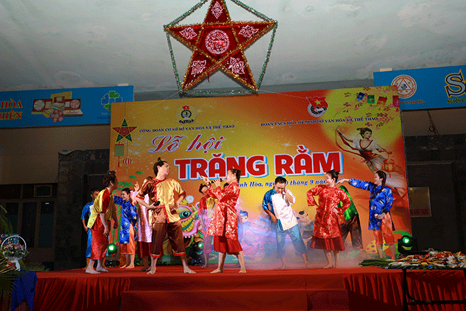 Tiết mục văn nghệ vui nhộn do các nghệ sĩ Nhà hát Nghệ thuật truyền thống tỉnh Khánh Hòa biểu diễn.