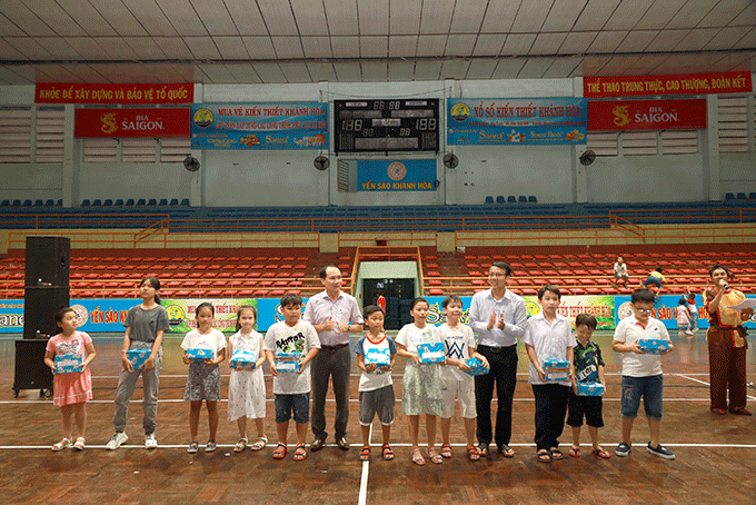 Lãnh đạo Sở Văn hóa và Thể thao tỉnh Khánh Hòa tặng quà cho các em nhỏ đạt thành tích học tập tốt. 