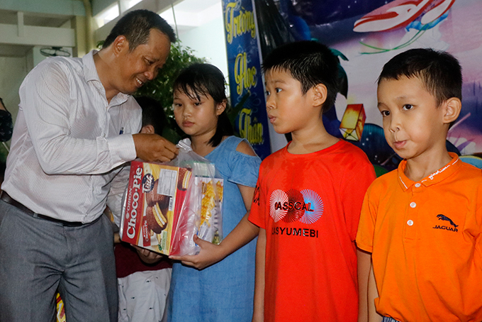 Thầy Nguyễn Thúc Hiền - Hiệu trưởng nhà trường tặng quà Trung thu cho các học sinh