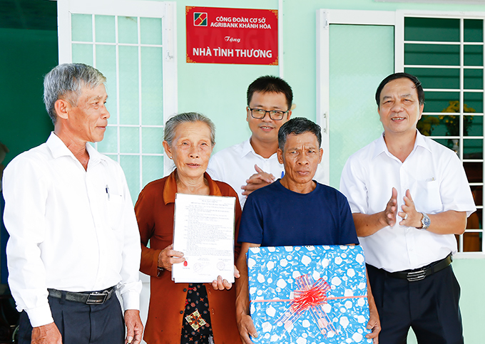 Gia đình ông Nguyễn Mùi đón nhận quyết định trao nhà từ nguồn tài trợ của Agribank Khánh Hòa