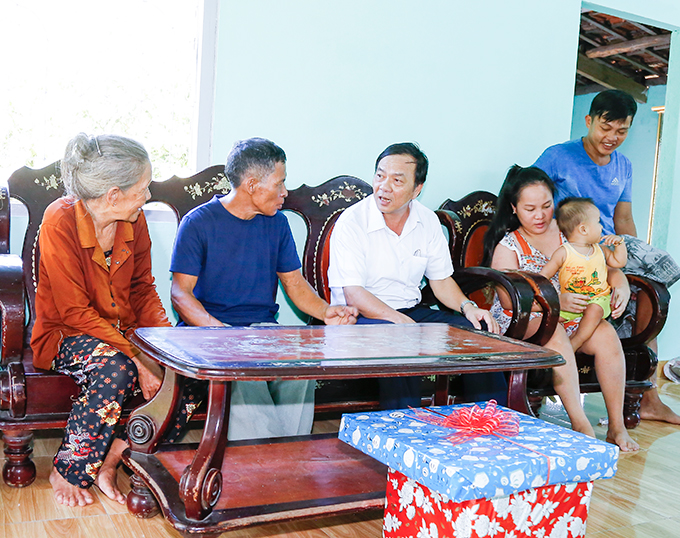 Lãnh đạo Agribank Khánh Hòa trò chuyện với gia đình ông Nguyễn Mùi trong ngôi nhà mới