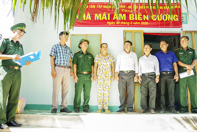 Bàn giao nhà cho gia đình bà Nguyễn Thị Thẹo, huyện Vạn Ninh.