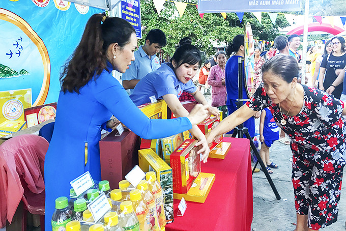 Người dân tham quan, mua sắm tại Phiên chợ hàng Việt về hải đảo  tại đảo Bình Ba, xã Cam Bình (TP. Cam Ranh).