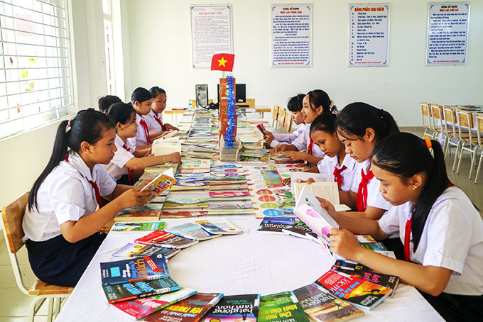 Hơn 700 đầu sách được Thư viện tỉnh trưng bày tại thư viện Trường THCS Cao Bá Quát.  