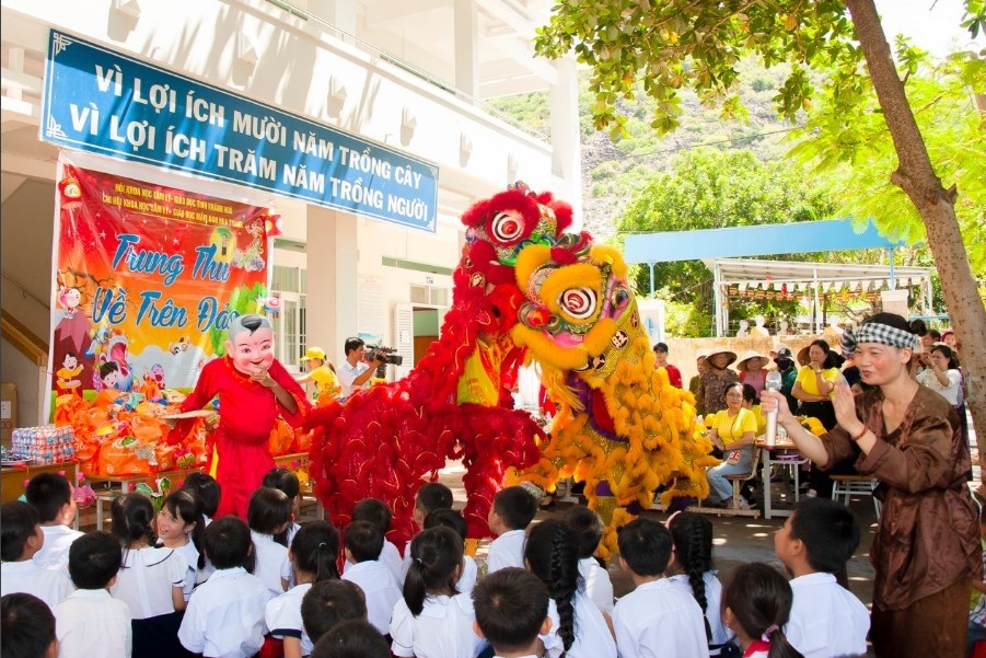Chi hội Khoa học Tâm lý-Giáo dục mầm non Nha Trang tổ chức Vui Tết Trung thu cho trẻ em vùng khó khăn