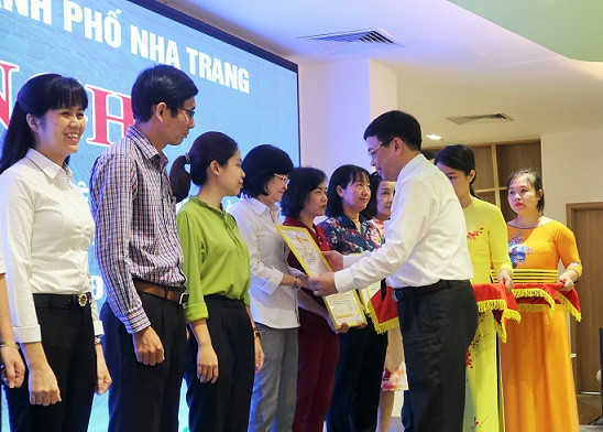 Lãnh đạo TP. Nha Trang trao giấy khen cho các tập thể. 