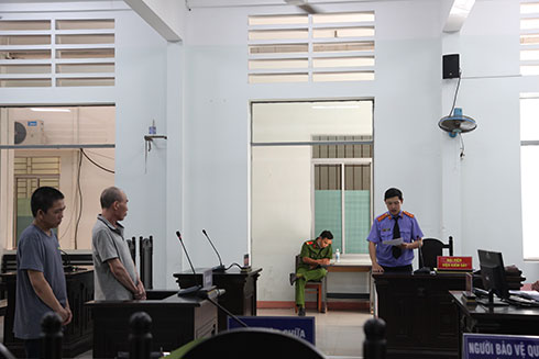 Lợi dụng du khách chụp hình để giật túi xách