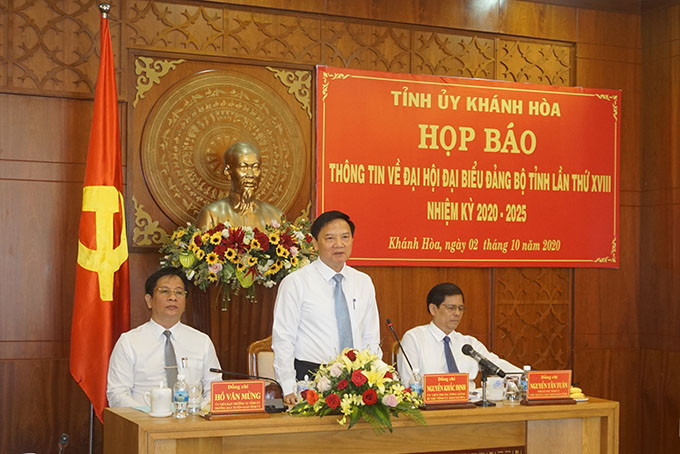 Nguyễn Khắc Định phát biểu tại buổi họp báo.