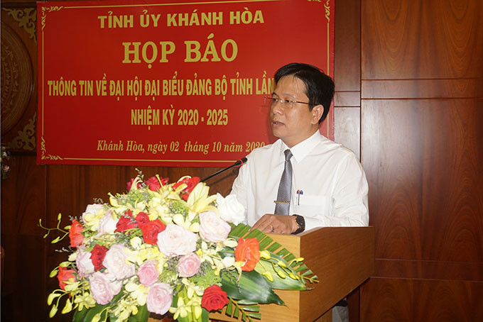 Ông Hồ Văn Mừng thông tin về công tác chuẩn bị đại hội.