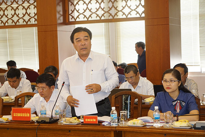 Nhà báo Đoàn Minh Long - Chủ tịch Hội Nhà báo tỉnh phát biểu ý kiến.