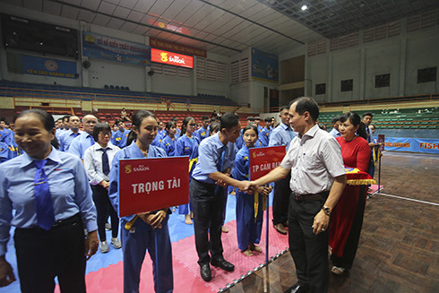 Ông Nguyễn Tuấn Thanh-Phó Giám đốc Sở Văn hóa và Thể thao, Trưởng Ban tổ chức giải trao cờ lưu niệm cho các đoàn tham dự.