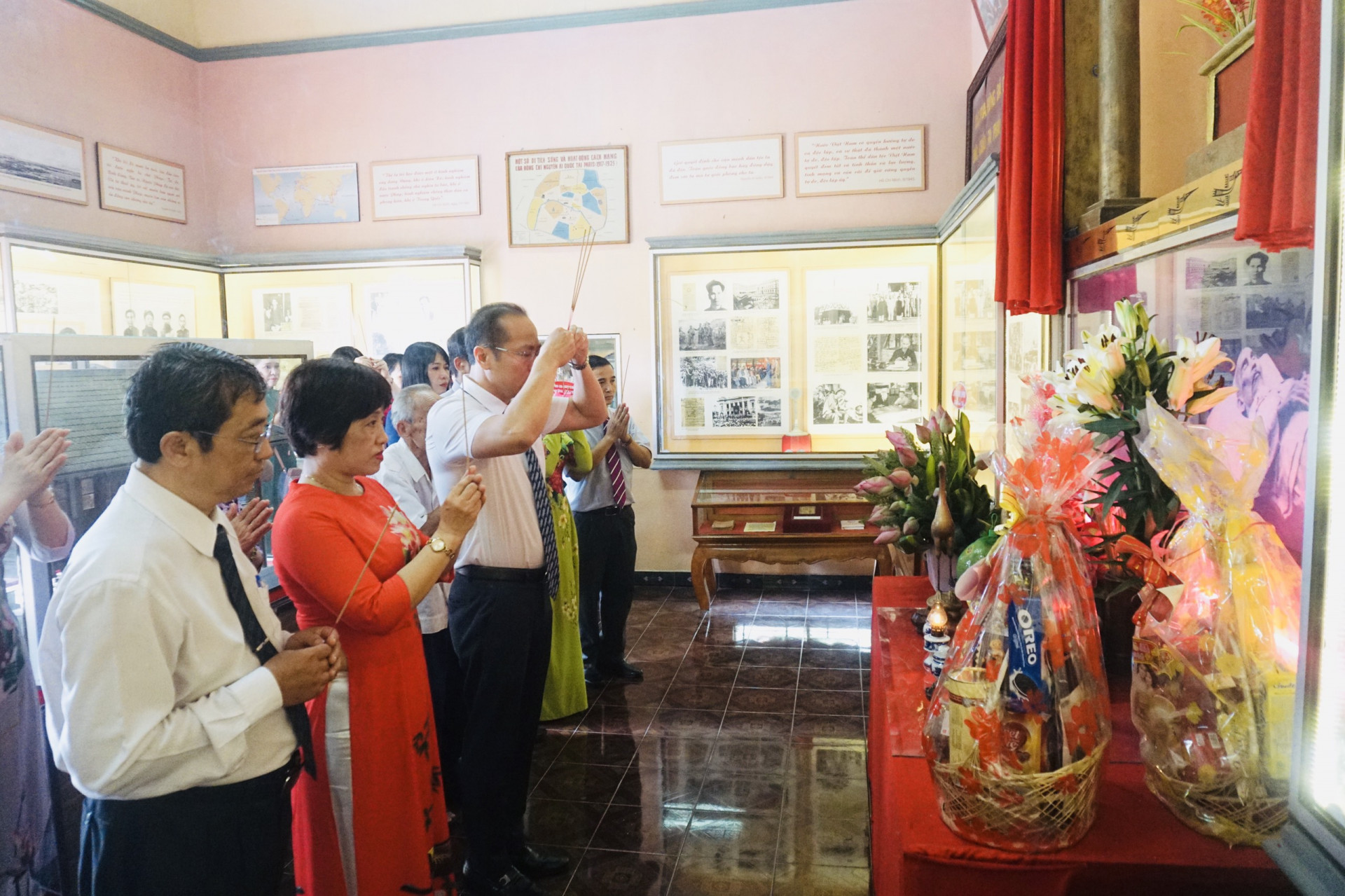 Ông Nguyễn Khắc Hà, Trưởng ban Tổ chức Tỉnh ủy Khánh Hòa và lãnh đạo các cơ quan thành kính dâng hương tưởng nhớ Bác.