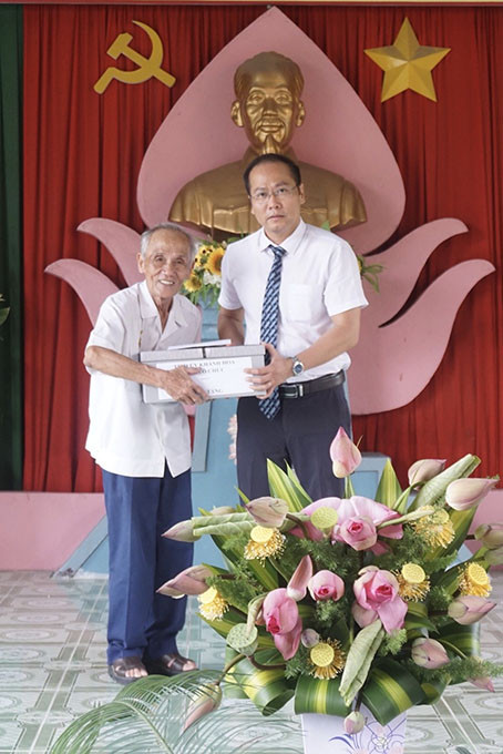 Ông Nguyễn Khắc Hà trao tặng sách cho ông Bùi Xuân Phước.