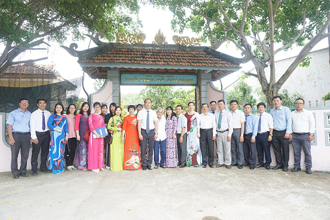 Cán bộ, công chức Ban Tổ chức Tỉnh ủy và các đại biểu thăm Khu tưởng niệm Chủ tịch Hồ Chí Minh của gia đình ông Bùi Xuân Phước.