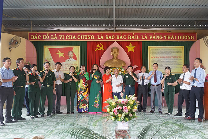 Tiết mục giao lưu văn nghệ với Hội Cựu chiến binh xã Phước Đồng.