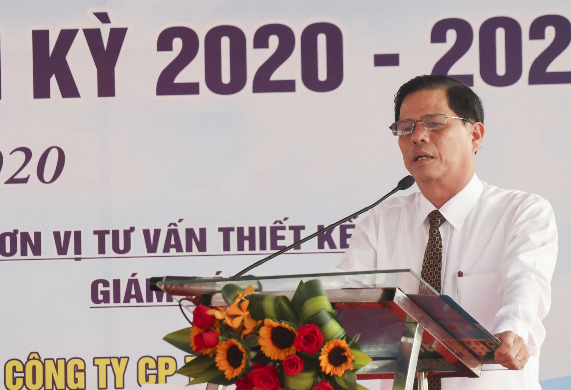 Ông Nguyễn Tấn Tuân - Chủ tịch UBND tỉnh phát biểu chỉ đạo tại lễ khởi công.