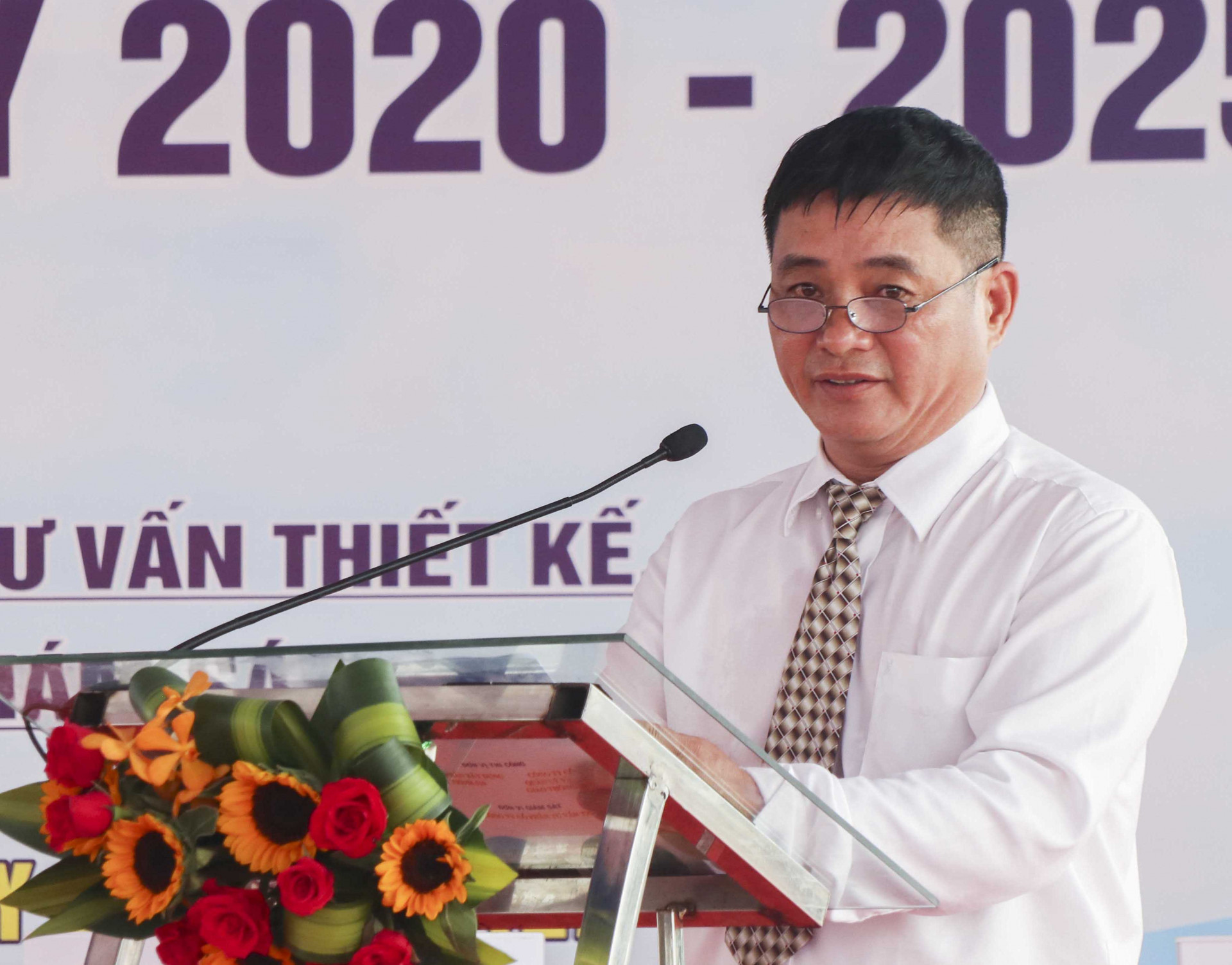 Ông Đặng Hữu Tài - Giám đốc Ban Quản lý dự án đầu tư xây dựng các công trình giao thông tỉnh giới thiệu dự án tại lễ khởi công.