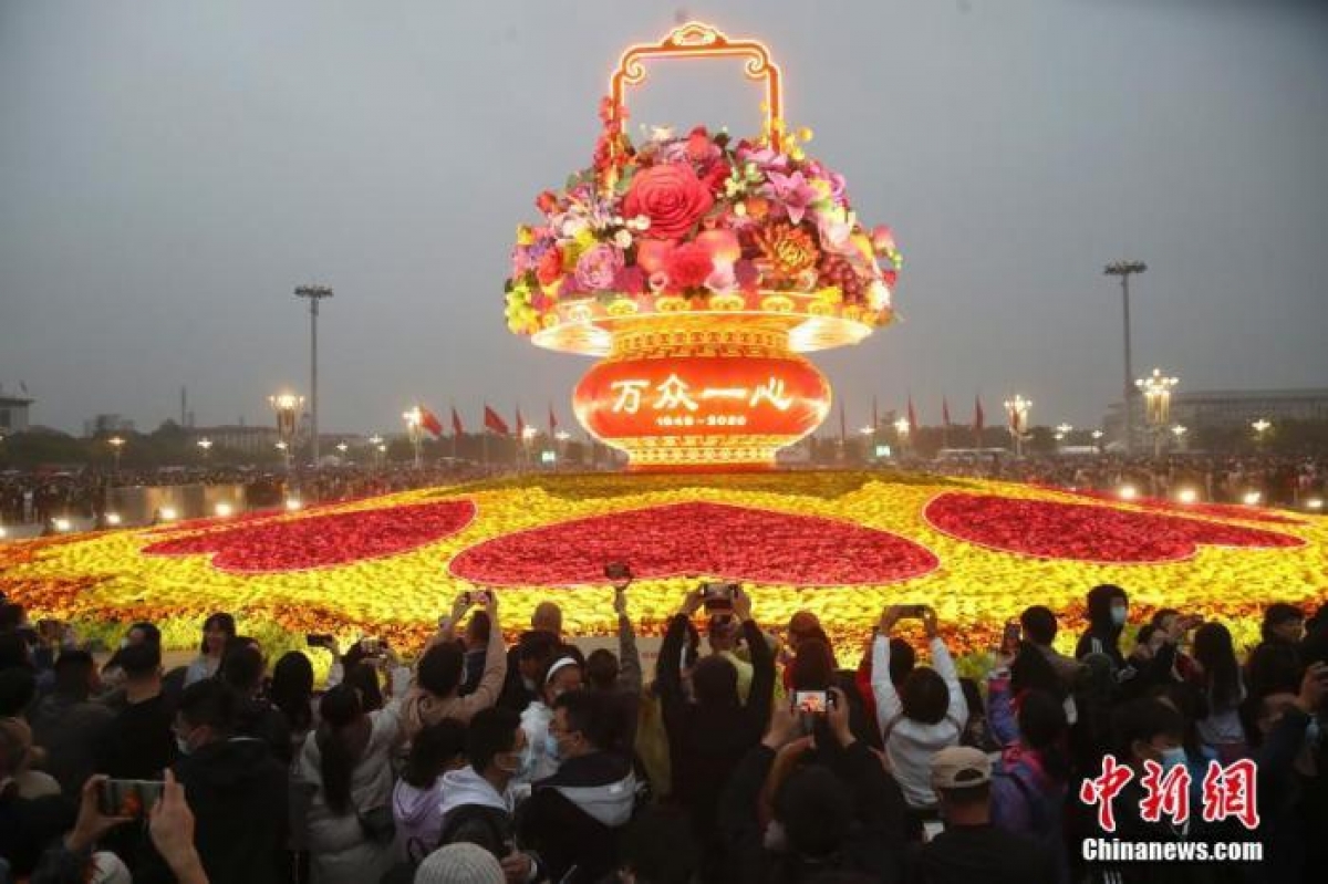 Khách du lịch chen chân chụp ảnh tại quảng trường Thiên An Môn. Nguồn: Mạng Tân Hoa