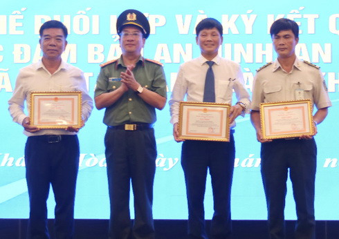 Đại tá Đào Xuân Lân, Giám đốc Công an tỉnh Khánh Hòa trao giấy khen cho các tập thể
