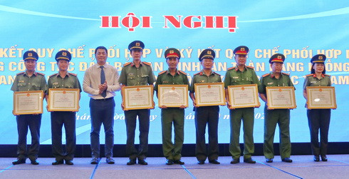 Ông Nguyễn Đức Hùng - Phó Tổng Giám đốc Tổng Công ty Cảng hàng không Việt Nam trao giấy khen cho các tập thể 