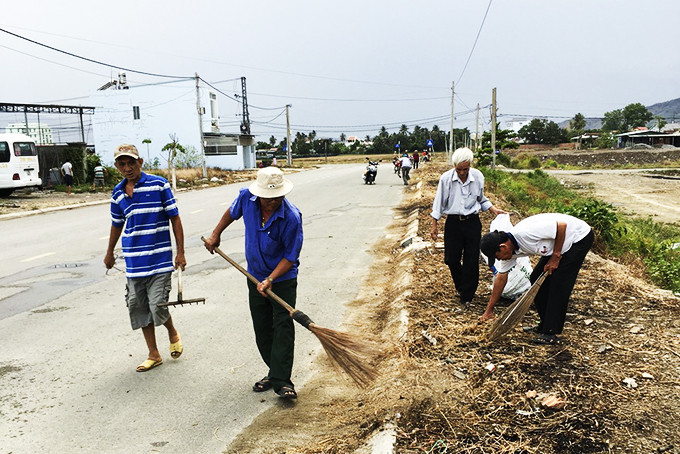 Câu lạc bộ Môi trường thôn Phú Ân Nam 1, xã Diên An vận động người dân  tham gia dọn vệ sinh đường làng, ngõ xóm.