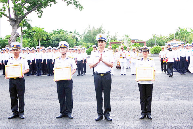 Lãnh đạo Học viện Hải quân trao bằng khen của Bộ Quốc phòng,  Bộ Tổng tham mưu cho các tập thể, cá nhân.