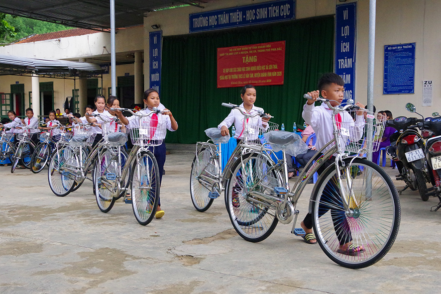 Niềm vui được tặng xe đạp của các em học sinh.