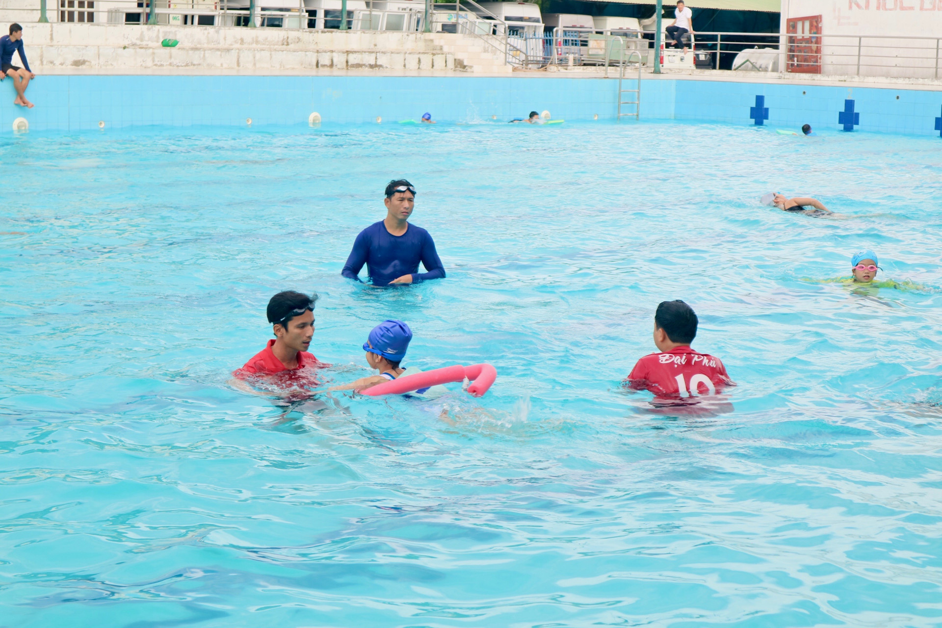 Trẻ học bơi ở Hồ bơi Không Quân, TP. Nha Trang năm 2020
