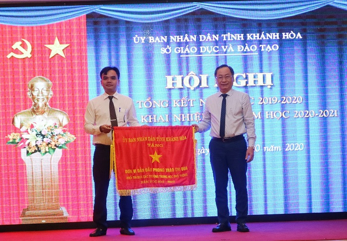 Ông Nguyễn Đắc Tài trao cờ thi đua của UBND tỉnh cho Trường THPT Ngô Gia Tự và THPT Nguyễn Văn Trỗi. 