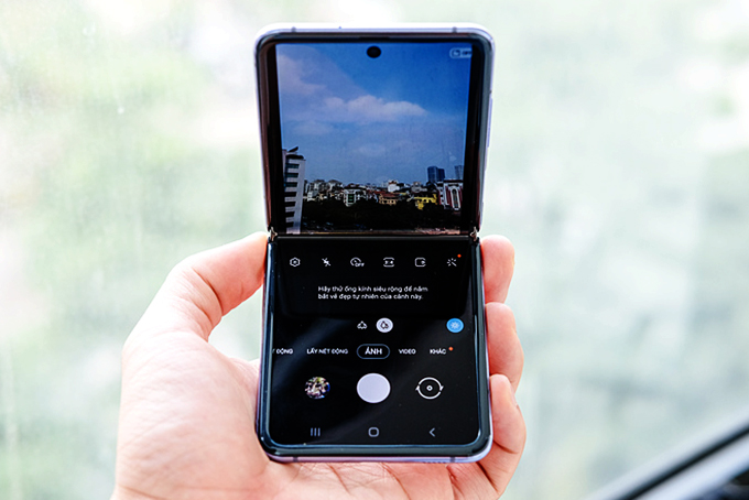 Giá Galaxy Z Flip giảm 50%