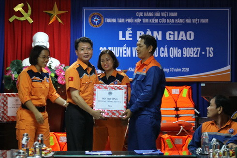 Ông Bùi Văn Minh - Tổng Giám đốc VNMRCC tặng quà cho thuyền trường (bên phải) tàu QNa 90927-TS 