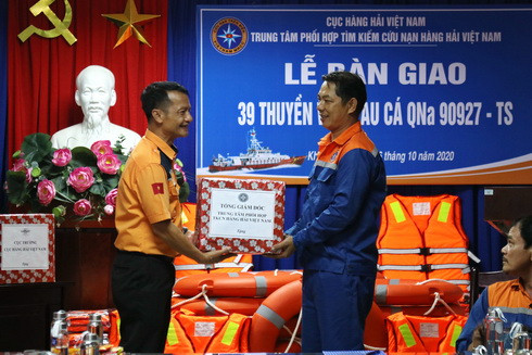 Ông Nguyễn Xuân Bình- Giám đốc Nha Trang MRCC tặng quà cho ngư dân tàu QNa 90927-TS